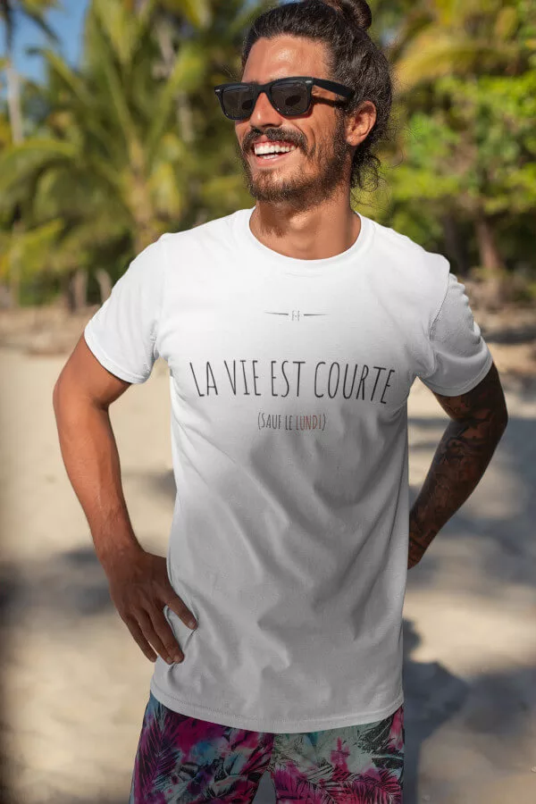 Un homme portant un t-shirt humoristique "La vie est courte (sauf le lundi)"